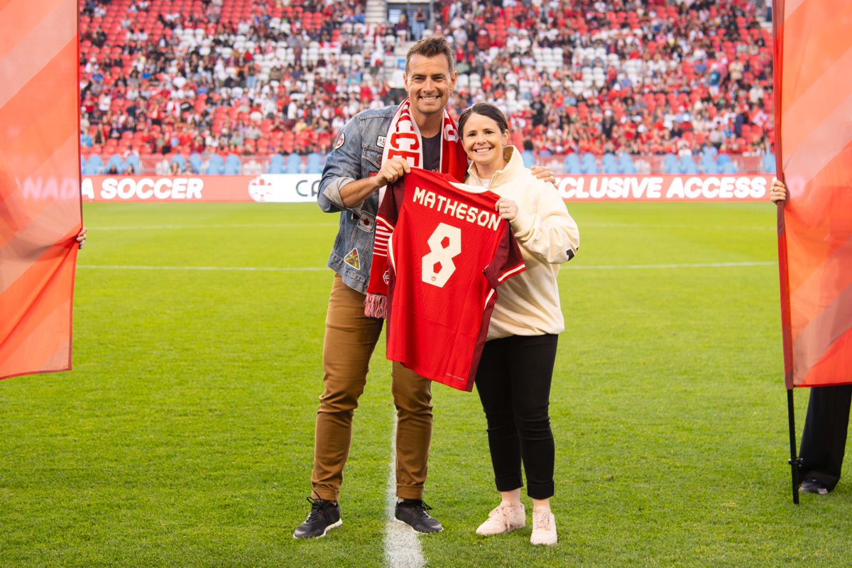 Celebrating a #CANWNT legend at halftime 🤩

Congratulations on your Canada Soccer Hall of Fame induction, D 🍁❤️

——

Nous célébrons une légende du #CANWNT à la mi-temps 🤩

Félicitations pour ton intronisation au Temple de la renommée du soccer canadien, D 🍁❤️