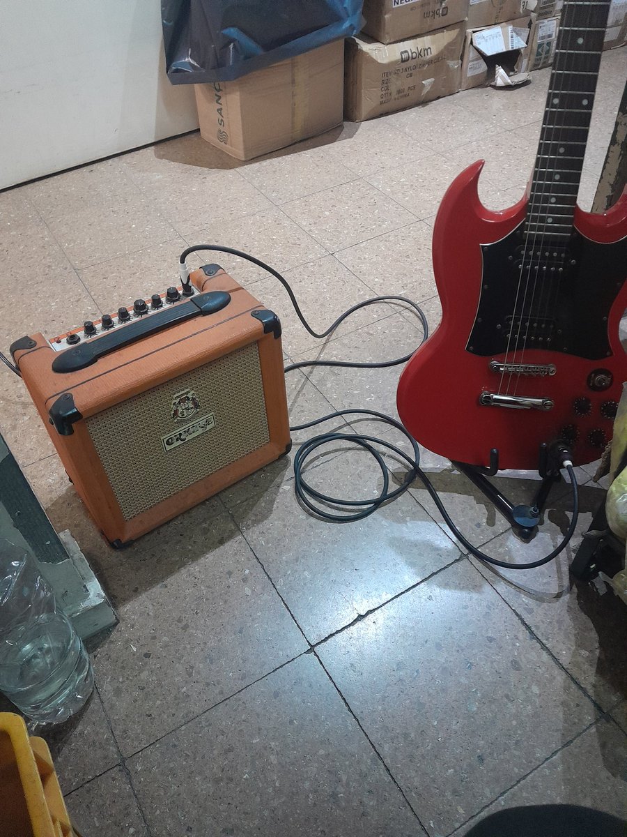 crisito77's tweet photo. @reeeanti Aca, tocando la guitarra. Que tema de attaque te gusta? Saludos. https://t.co/woPuuOPcq2