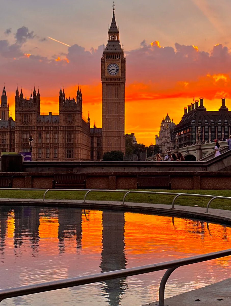 Lisa8945's tweet image. vocal! ! The sunset in London today is so beautiful✨