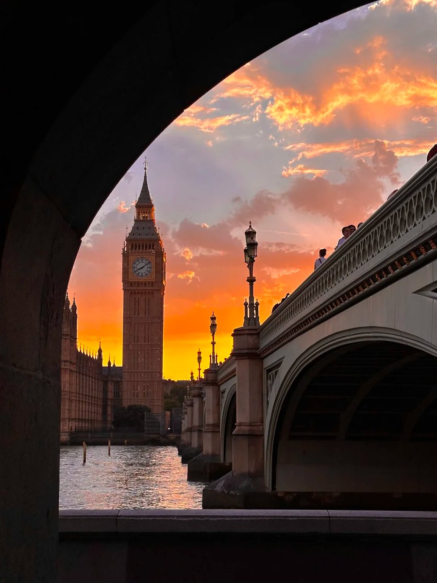 Lisa8945's tweet image. vocal! ! The sunset in London today is so beautiful✨