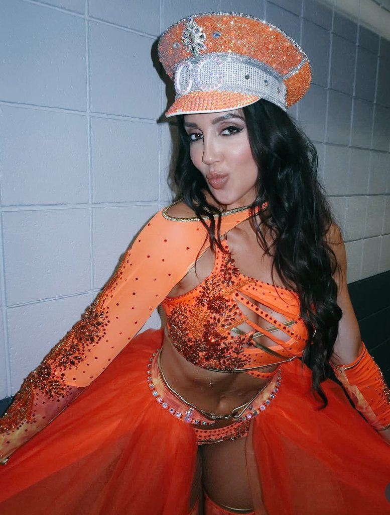 ᑕᕼᗩᖇITY tweet media