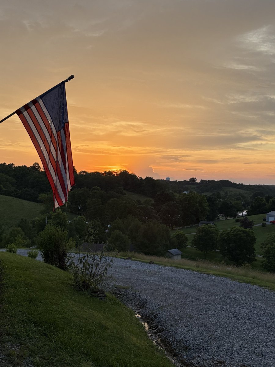 blufeatherz's tweet image. Georgetown and Pike Sky’s putting on a show this evening @Kentuckyweather