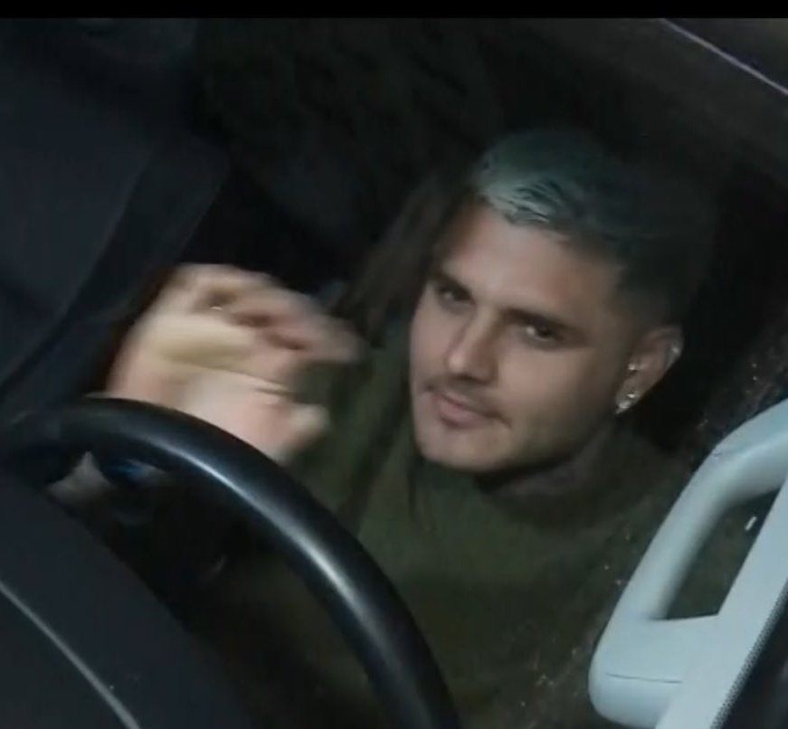 Angelitauru2023's tweet photo. Mauro Icardi pudo finalmente ver a sus hijas gracias a la intervención de la justicia.
Pero la herida ya está.
🔁 Hagamos que esto se vea.
Porque el silencio protege a los que abusan del poder que da un vínculo.
#PadrePresente #NiUnaManipulaciónMás #WandaGate https://t.co/f2Nywuzvts