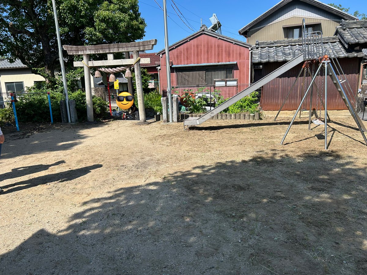 morishimakosuke's tweet image. 古いお寺のお庭をみんなで清掃
結構キレイになったと思います
雑草たちが「夏だー!」と言わんばかりに伸びておりましたが、無慈悲に引っこ抜かせていただきました
ごめんね
写真はビフォーアフターです