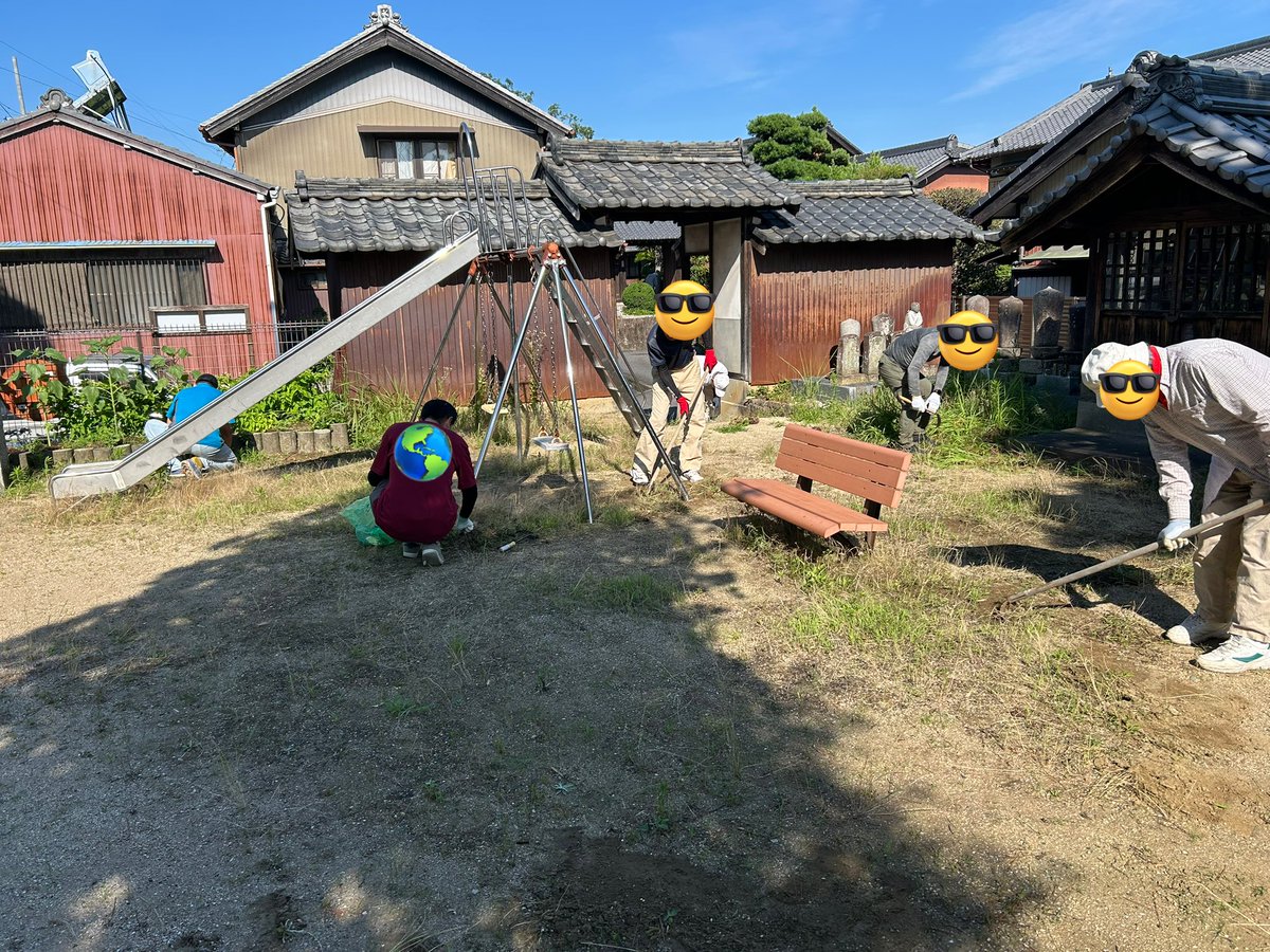 morishimakosuke's tweet image. 古いお寺のお庭をみんなで清掃
結構キレイになったと思います
雑草たちが「夏だー!」と言わんばかりに伸びておりましたが、無慈悲に引っこ抜かせていただきました
ごめんね
写真はビフォーアフターです