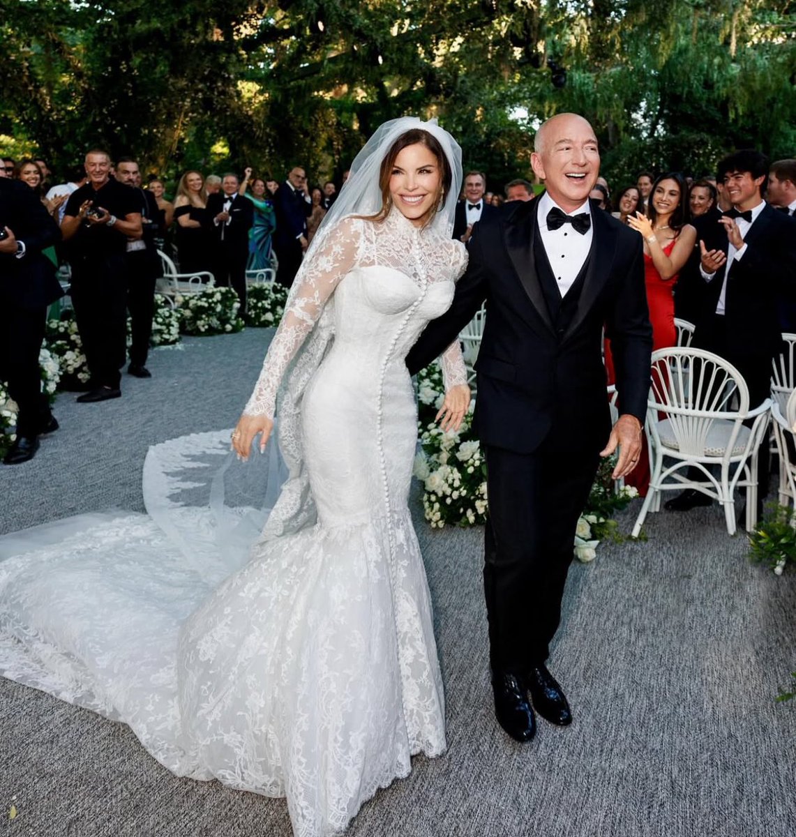 -
إطلاله " لورين سانشيز " في يوم زفافها على 
الملياردير وصاحب شركة أمازون : جيف بيزوس .
هل وُفقت في إختيار الفستان ؟ هل كان الفستان
مناسب لجسمها ؟ وماهي الأخطاء 
اللي وقعت فيها ؟ . 
تقييم مهني إحترافي على سنابي 👇🏻✅ 
snapchat.com/t/hhUvomr