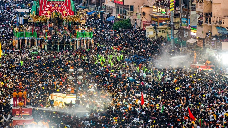 #RathYatra2025
पुरी जगन्नाथ यात्रा: भारी भीड़ में फंसने से 600 श्रद्धालु घायल, मोड़ पर अटक गया था भगवान बलभद्र का रथ