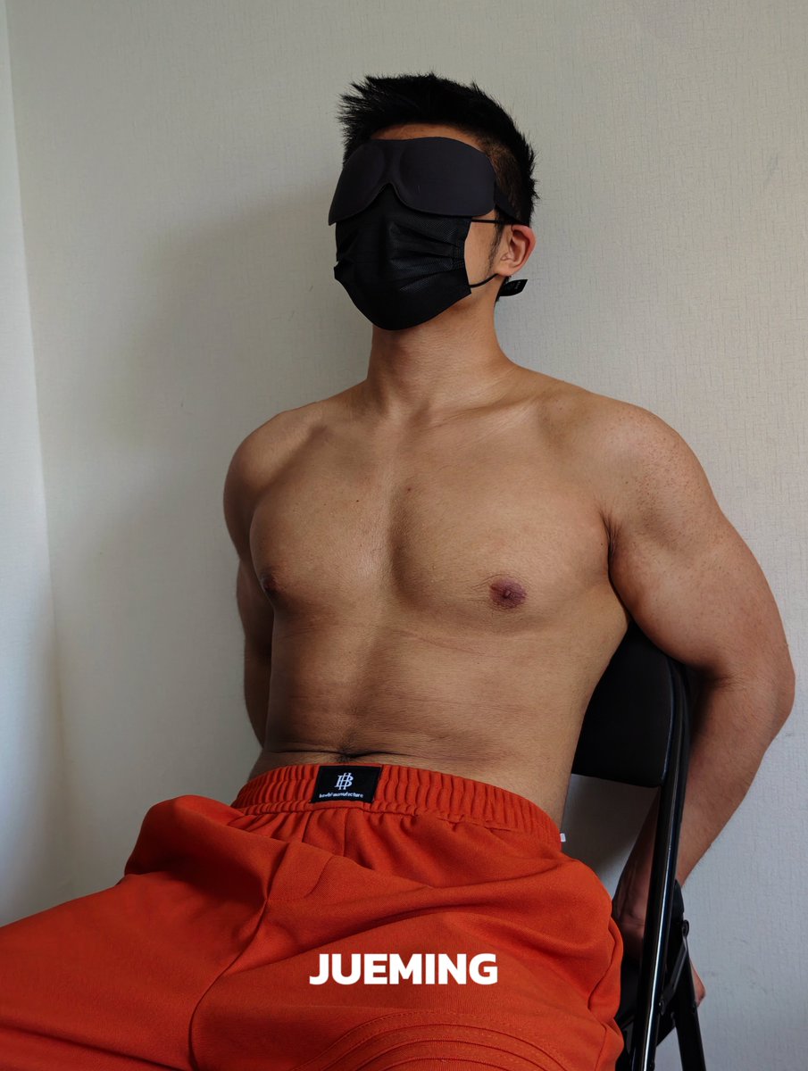 【JUEMING-农牛证件照】
-
橙色裤子真的能带给人一些视觉刺激和兴奋，这样的黑皮肌肉直男帅哥坐在你面前，你想对他干嘛？我是想要看看他到底有多硬，能被爽的骚成什么样。