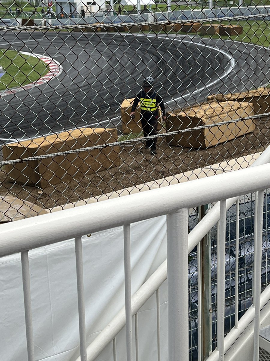 コースアウトして土煙があがる中引かない監督。でもGo Proの無事を確認しに行く監督。ただいま絶賛撮影中。
#アライブフーン2
#ALIVEHOON2