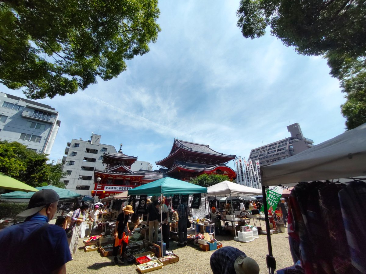 おはようございます
6/28(土) #名古屋 #イマソラ

大須観音は今日は縁日！賑わってます ！

暑い！名古屋や豊田は35℃の猛暑日予想

湿度は低めですので、日陰はまだ暑さが多少ましです

日陰を通ったり、日傘をさすなど対策を！