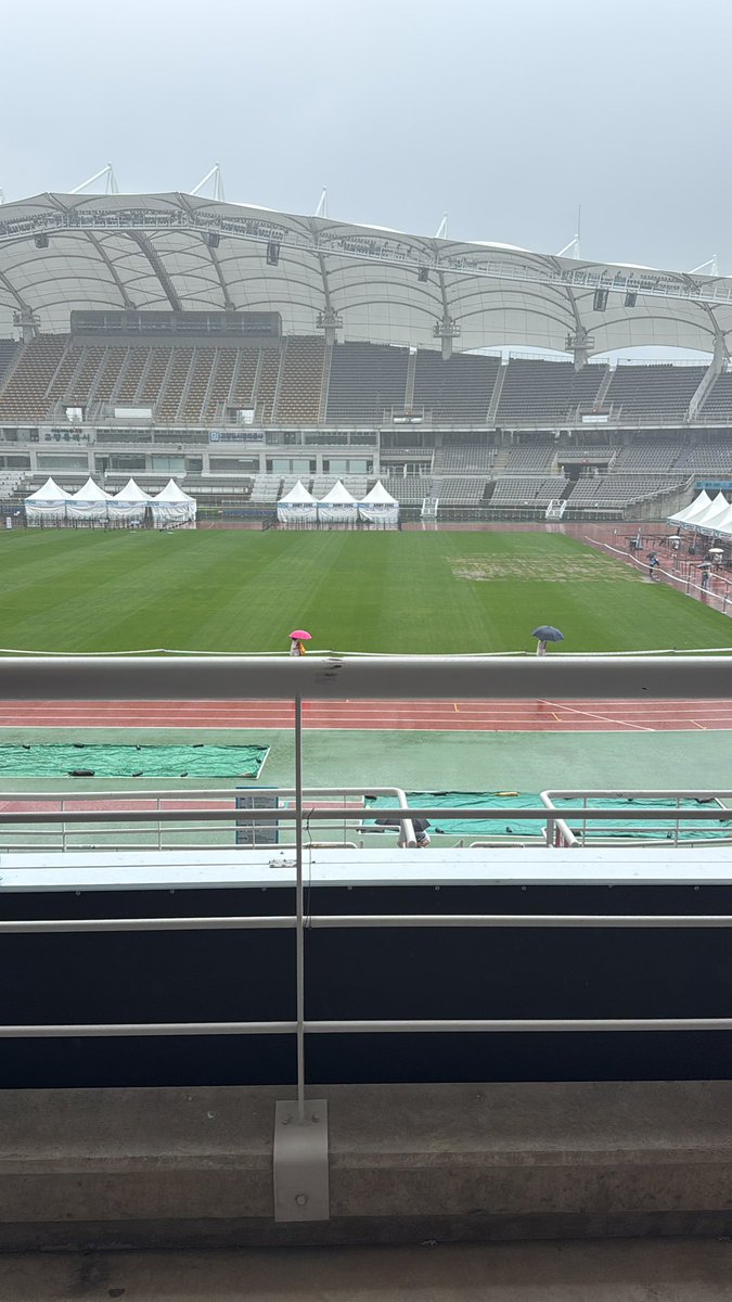 고양 주경기장 E2구역 18열 30에 앉아잇어용!!!
비가 너무 많이와서 어딜 못가고.. 여기루 오시면
1차 새콤달콤 2차 미니부채 나눔합미당!!