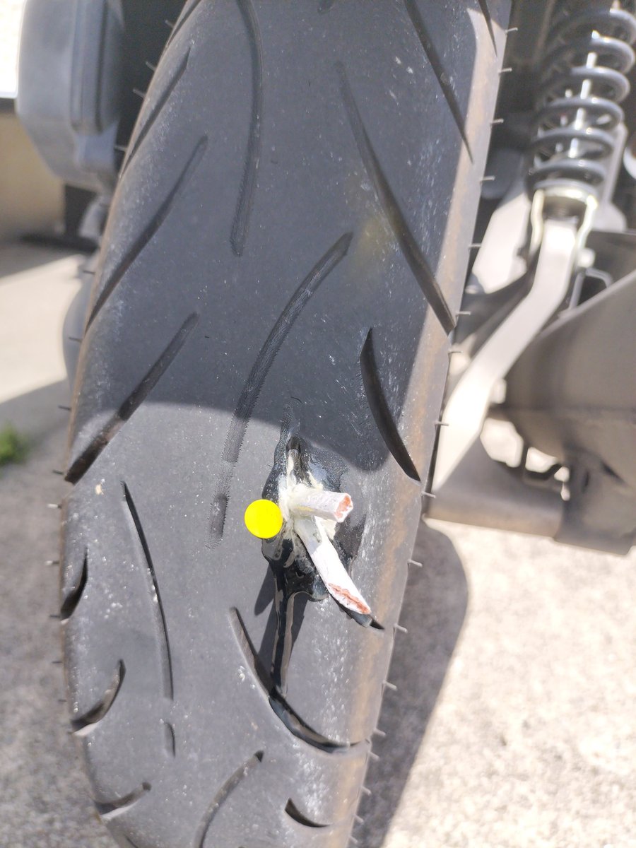 nonchimu0406's tweet photo. 金属片ささってバイクパンクなう泣
でも修理キットで5分で修理完了
3ヶ月前にも釘ささってパンクして同じく写真のキットで相方に直してもらいました
今のとこは問題なし！
今回も問題なく乗れるといいけど定期的に空気圧チェキラ https://t.co/WlxvcMyMa8