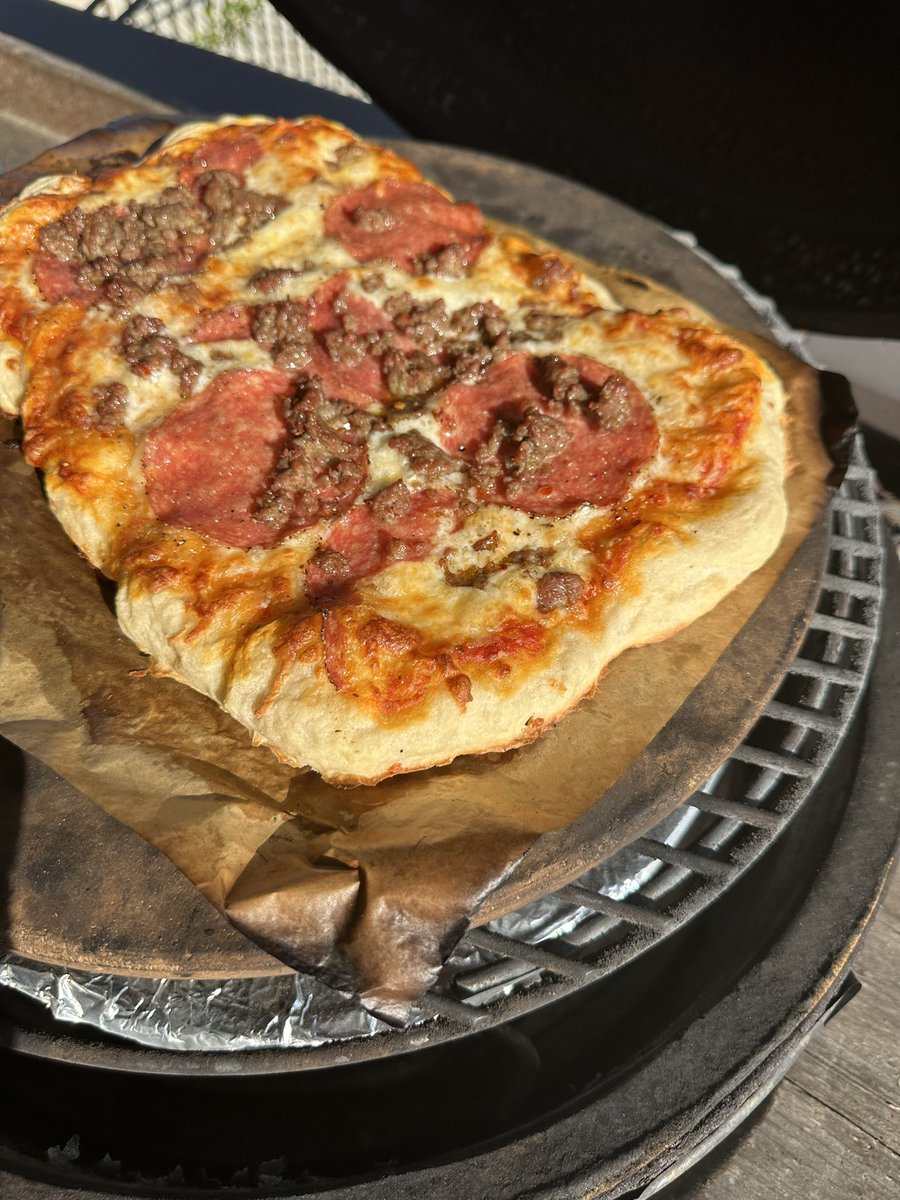 gmorton512's tweet photo. Pizza night on Big Green Egg #biggreenegg with daughter’s homemade sourdough crust.  #perfectcrust https://t.co/2CneZMFVOO