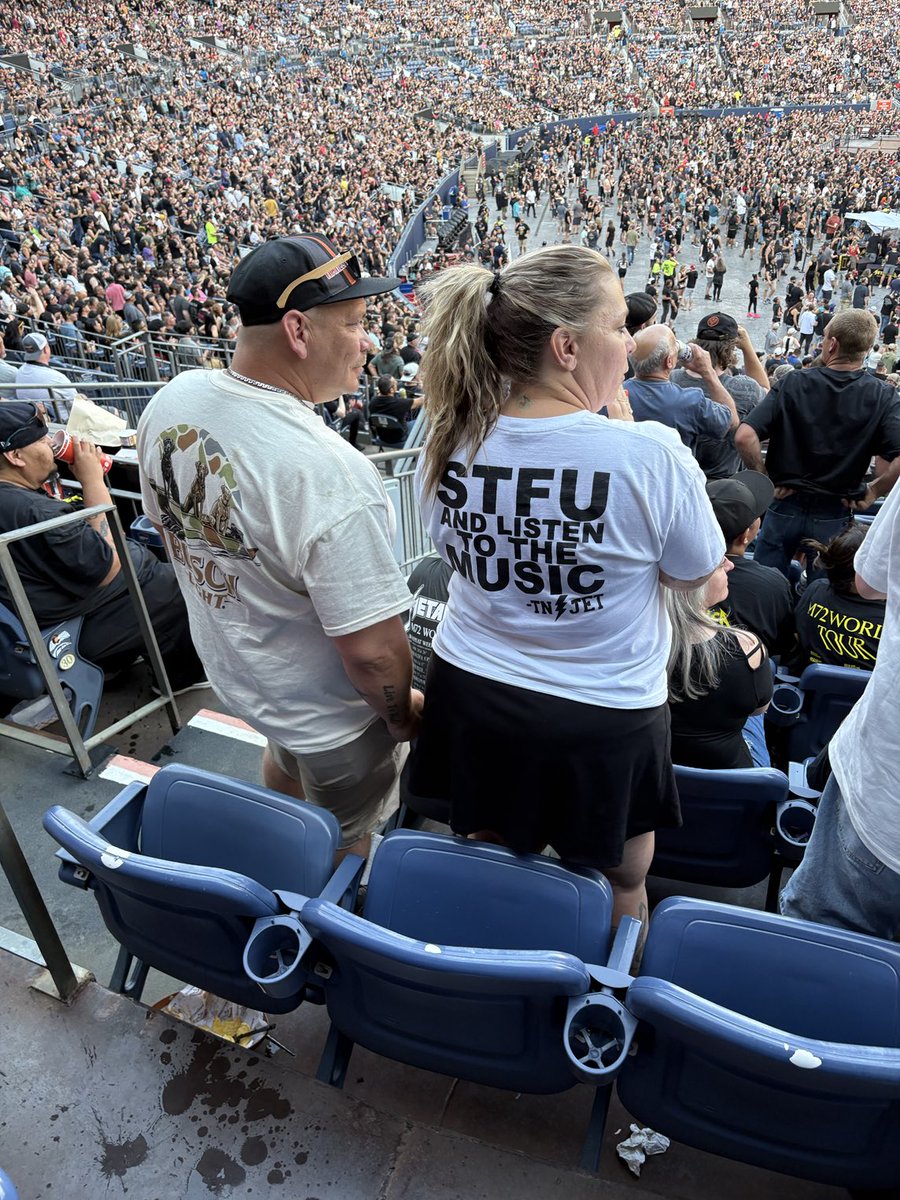 TammyLSchultz's tweet photo. When you go to a concert and get pissed when a drink gets spilled on you. These two were already drunk. https://t.co/00sjRI6Xe8