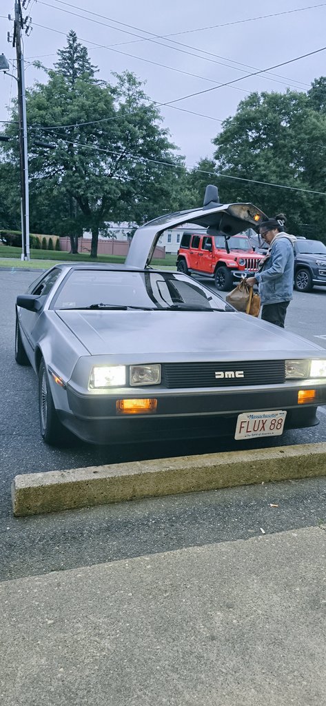 dennis1375's tweet photo. @JennyJohnsonHi5 Strange coincidence, I saw a Delorean at the local brewery tonight! https://t.co/Jj08LAqzR5