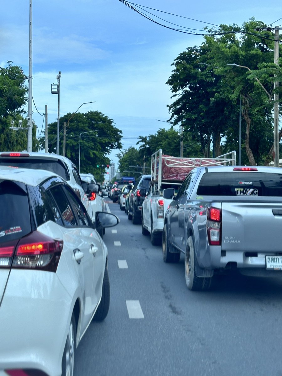 pakkardb's tweet photo. ราชวิถี เส้นก่อนแยกสวนสุนันทา คือติดฉ่ำมาก ไฟเขียวก็ไม่ขยับ @fm91trafficpro https://t.co/N7mxm1qle7