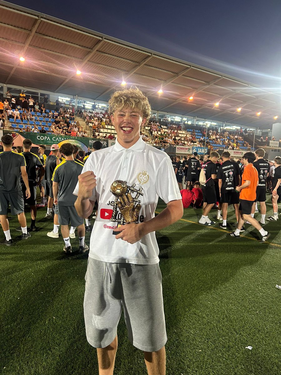 EMCAcademy's tweet photo. Goal Keeper of the tour for our very own Charlie last night at #COPA25 closing ceremony 🧤🏆
Unbelievable performance from our U17 captain - Big things to come for this young man!
Well done, Char! We’re buzzing for you 💯
#CHAR #CAPTAIN #GKOFTHETOUR #ONEOFOUROWN #SCHOLARS https://t.co/sYTVvek6p1