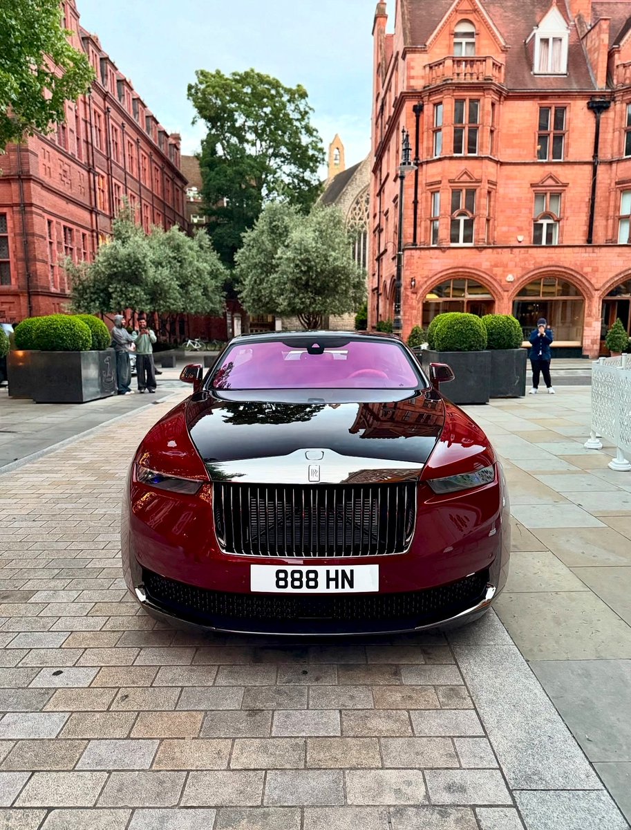 ravindraJourno's tweet photo. 211 Crore Rolls Royce Droptail Roadster stopped in London.
The Rolls Royce La Rose Noire Droptail is inspired by the Black Baccara rose - a velvet-like flower that originates in France.
#rollsroyce #Droptail #london @ravindraJourno https://t.co/6N1BfJAslv