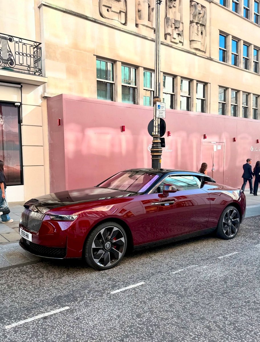 ravindraJourno's tweet photo. 211 Crore Rolls Royce Droptail Roadster stopped in London.
The Rolls Royce La Rose Noire Droptail is inspired by the Black Baccara rose - a velvet-like flower that originates in France.
#rollsroyce #Droptail #london @ravindraJourno https://t.co/6N1BfJAslv