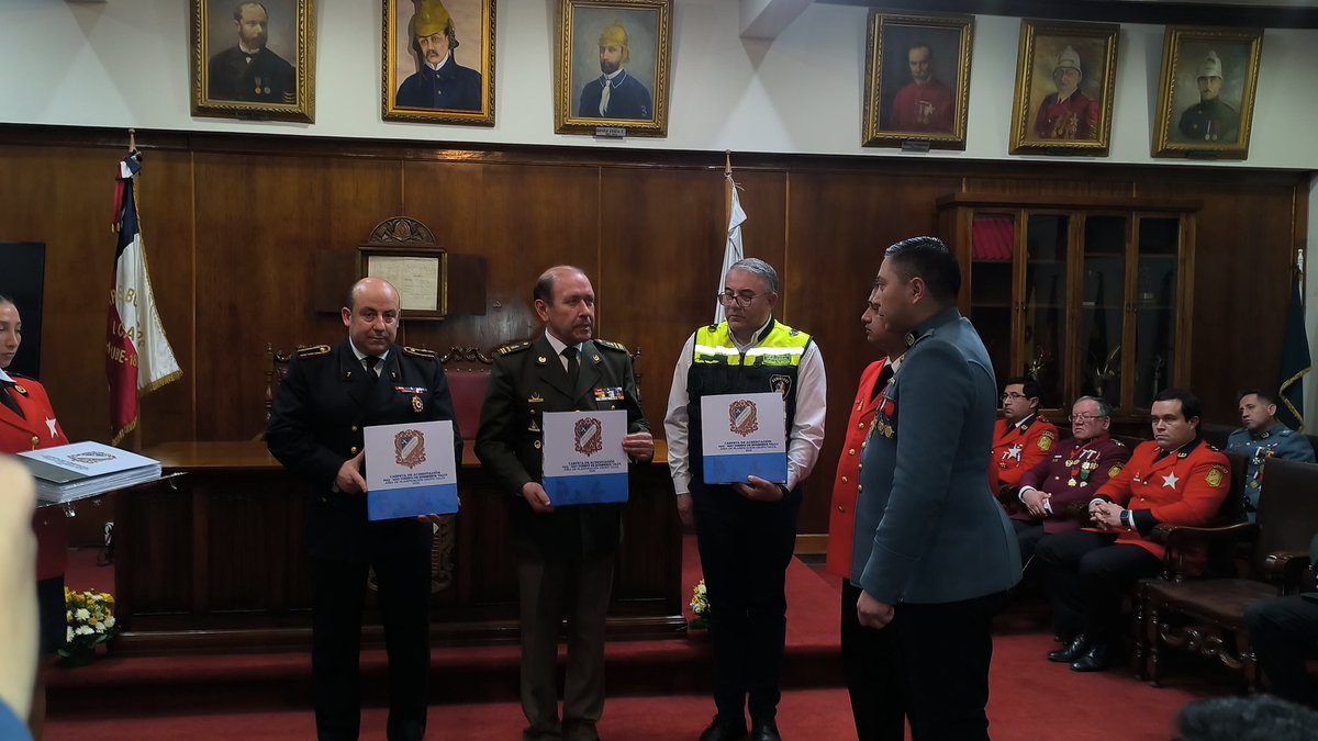 GTOHAZMAT's tweet photo. Presidente Bomberos de Chile Juan Carlos Field B. y el Líder GTO HazMat Patricio Guzmán V. reciben carpeta de acreditación grupo HazMat Bomberos de Talca entregado por Superintendente Pablo Cáceres P., Comandante Francisco Iturra A. y segundo Comandante Rodrigo Velásquez G. https://t.co/Q4t6XyCDpa