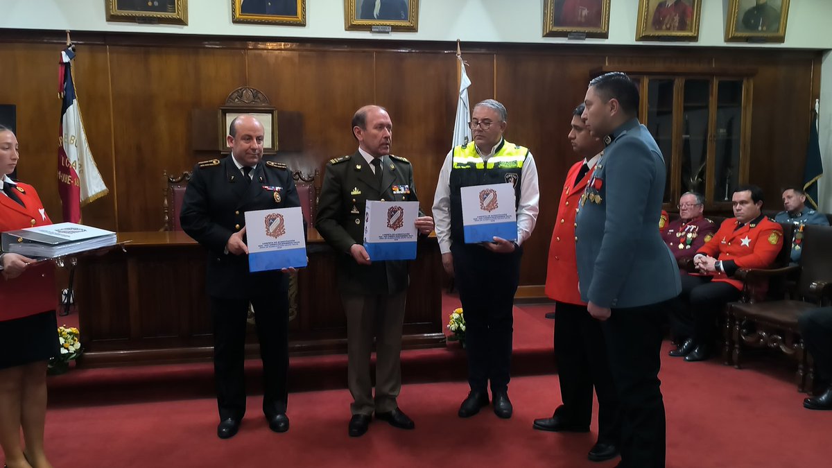 GTOHAZMAT's tweet photo. Presidente Bomberos de Chile Juan Carlos Field B. y el Líder GTO HazMat Patricio Guzmán V. reciben carpeta de acreditación grupo HazMat Bomberos de Talca entregado por Superintendente Pablo Cáceres P., Comandante Francisco Iturra A. y segundo Comandante Rodrigo Velásquez G. https://t.co/Q4t6XyCDpa