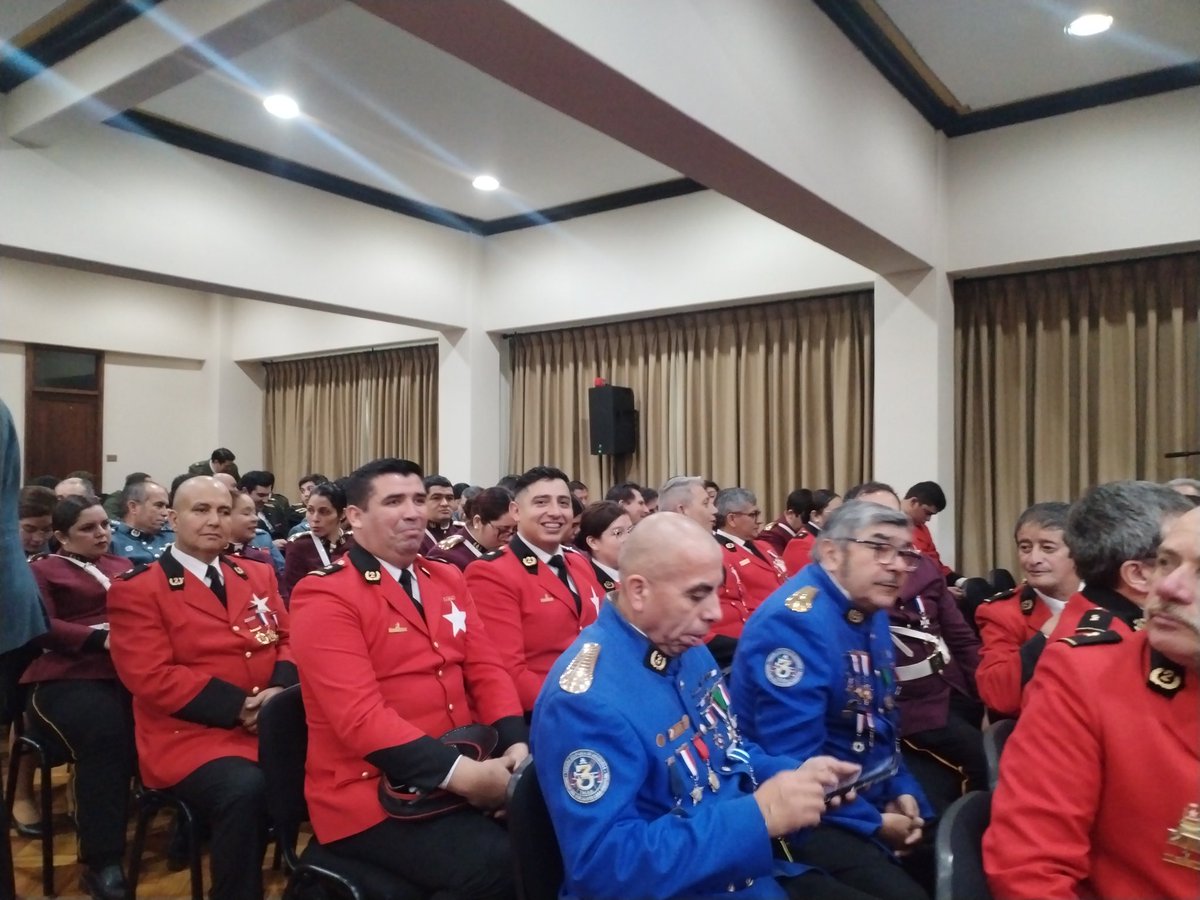 Presidente Bomberos de Chile Juan Carlos Field B. y el Líder GTO HazMat Patricio Guzmán V. reciben carpeta de acreditación grupo HazMat Bomberos de Talca entregado por Superintendente Pablo Cáceres P., Comandante Francisco Iturra A. y segundo Comandante Rodrigo Velásquez G.