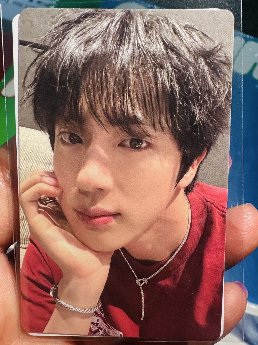 jinniesarchives's tweet photo. OMG HE’S SO PRETTY😭 https://t.co/ZayREACprl