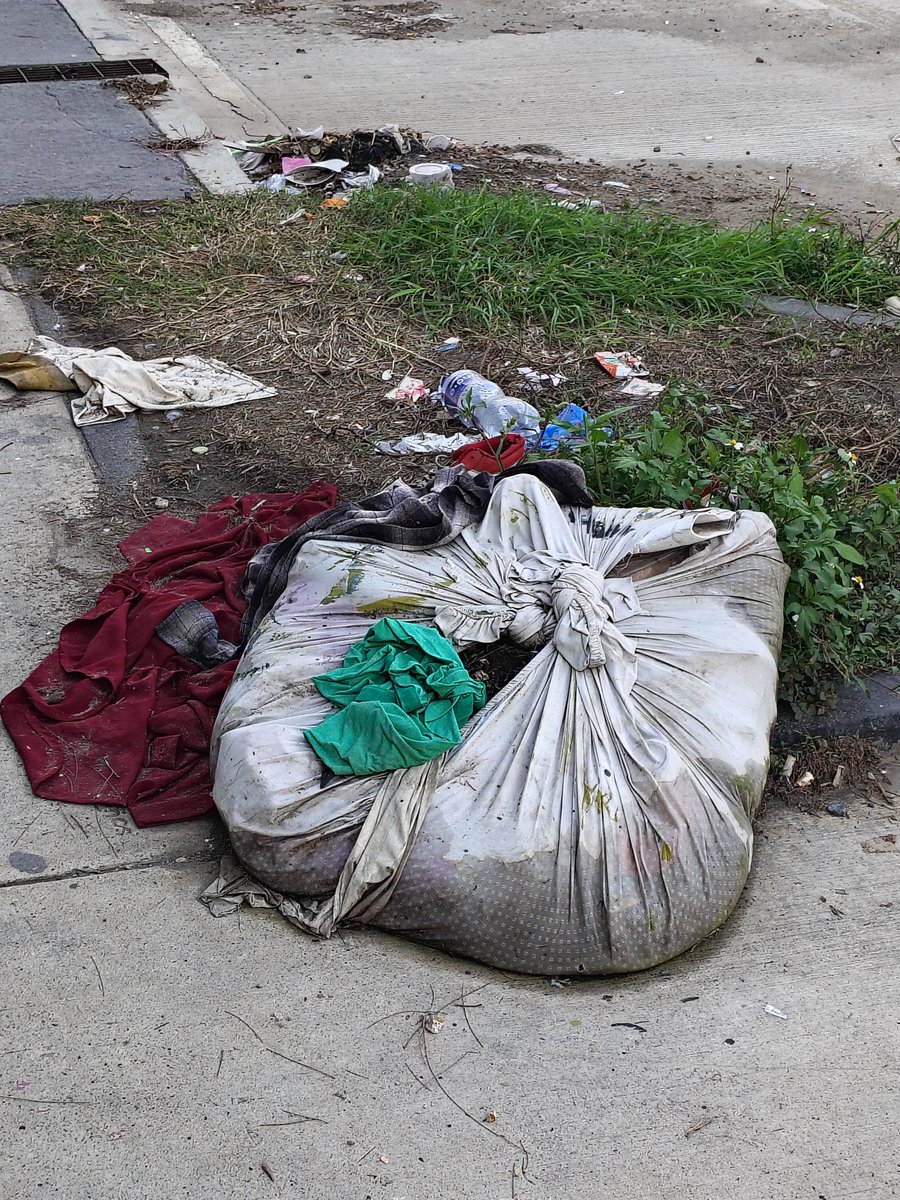 CarolZerimar's tweet photo. Alguien sabe donde reportar a los del tianguis? Quién les da los permisos? Cada miércoles es lo mismo dejan su cochinero, todo huele a orines y además obstruyen el paso peatonal Se que es el sustento de muchas familias y por eso mismo deberían de respetar los lugares donde trabaj https://t.co/WNbAYjmHeX