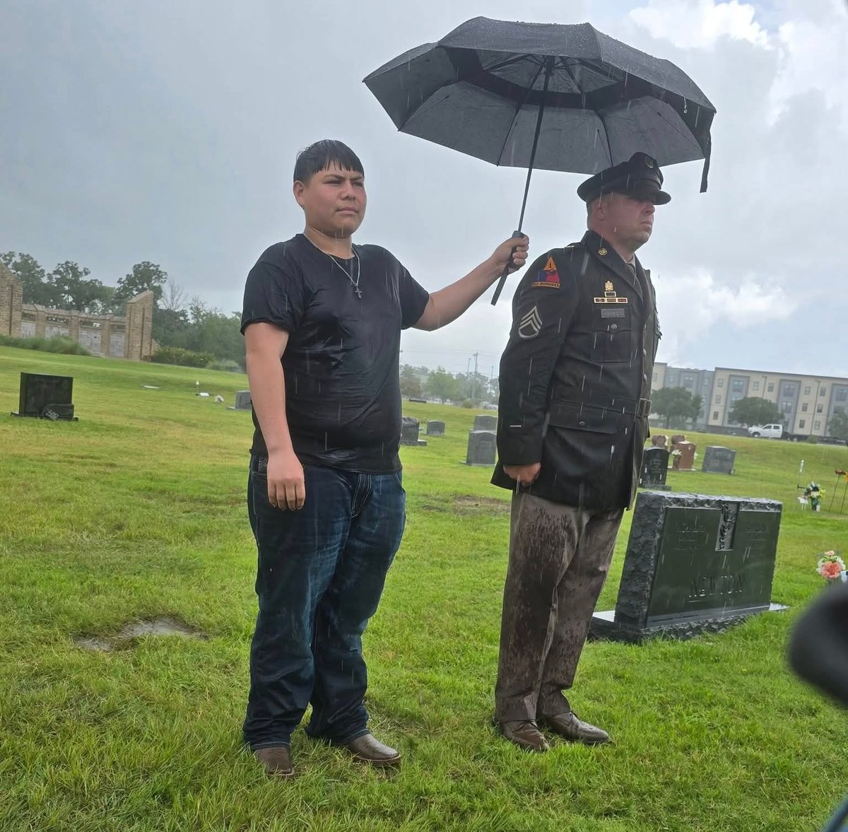 🇺🇸❤️RESPECT: 14-year-old Moises Sauseda from Bryan was attending a friend’s father’s funeral today in College Station when he saw a gentleman standing in the pouring rain. 

Without hesitation, Moises stepped forward and held an umbrella, soaked himself, but determined to show
