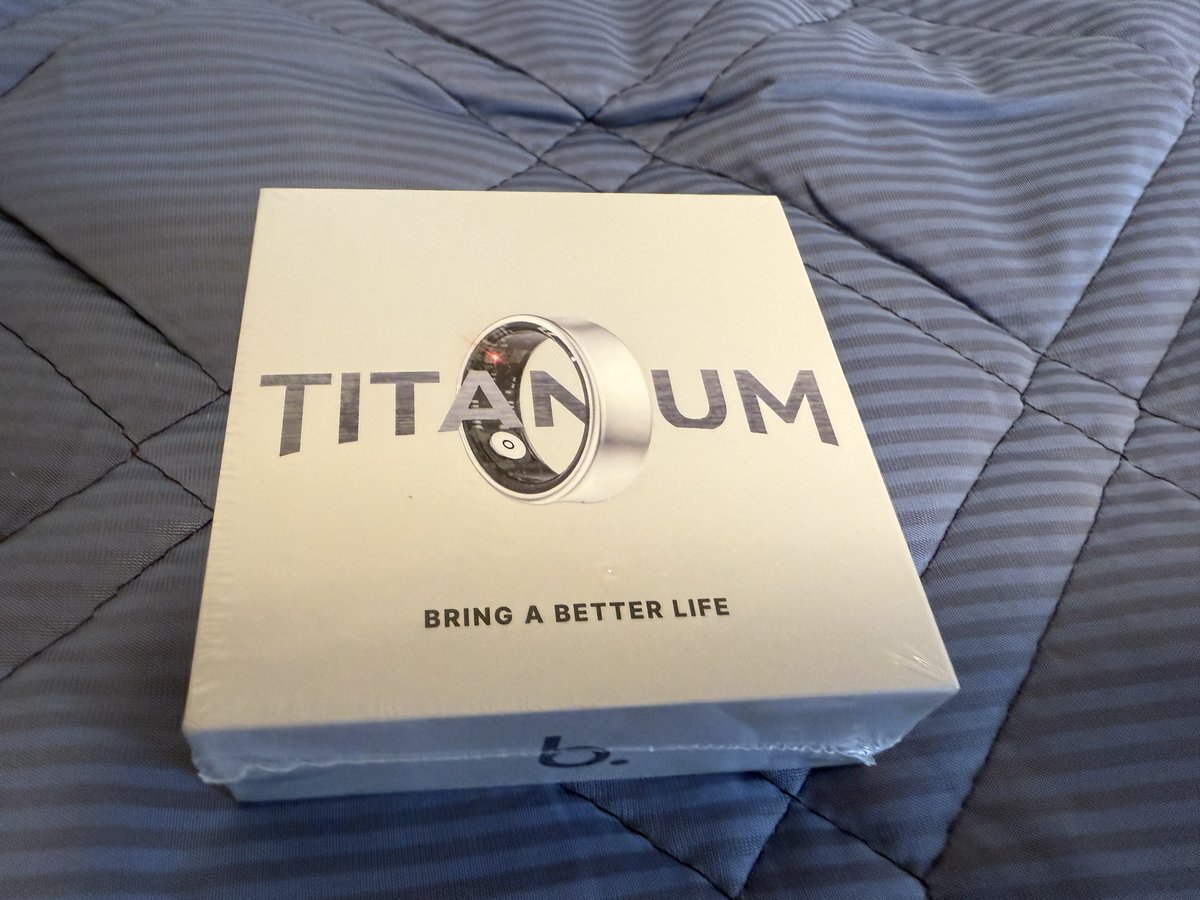 24DA's tweet photo. セルフ誕プレにスマートリング買ってみた
Apple WatchもXiaomi bandも持ってるけど、起きてる時は良いけど寝てる時までつけるのは違和感があって
でも睡眠トラッキングはしたくて……というのを解決できそうだったので安いの買ってみた
一晩つけて寝てみた分には装着感は気にならないので良い https://t.co/ArooOWHRJW