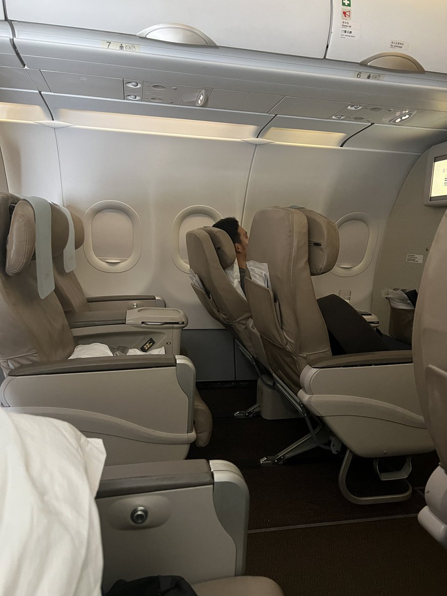 起飞前45分钟才到机场，最后几个上的飞机，结果被告知经济仓满了，免费升级的公务舱。开始享受vip服务，小车公务车送机，美食体验，大座位。这件事给我的启发，不管投资、生活、学习，有时候慢就是快，努力很重要，但是机遇也很重要，越想得到的东西反而得不到，不想要反而就有了。