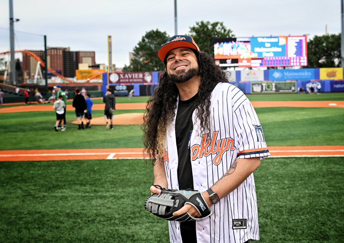 revolvermag (@revolvermag) on Twitter photo โพ๏ธ Coheed and Cambriaโs Claudio Sanchez throws out the first pitch at the Brooklyn Cyclones game.
๐ธ: <a href="/KevinWilsonNYC/">Kevin Wilson</a> โพ๏ธ Coheed and Cambriaโs Claudio Sanchez throws out the first pitch at the Brooklyn Cyclones game.
๐ธ: <a href="/KevinWilsonNYC/">Kevin Wilson</a>