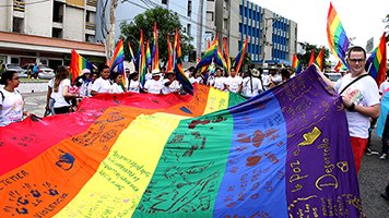 #BoletínUNAM La educación en derechos humanos es clave para construir espacios seguros y libres de discriminación. En el marco del Mes del Orgullo LGBTIQ+, #ExpertosUNAM destacaron la importancia de reconocer y respetar la diversidad sexogenérica &gt; bit.ly/3Tcvowr
