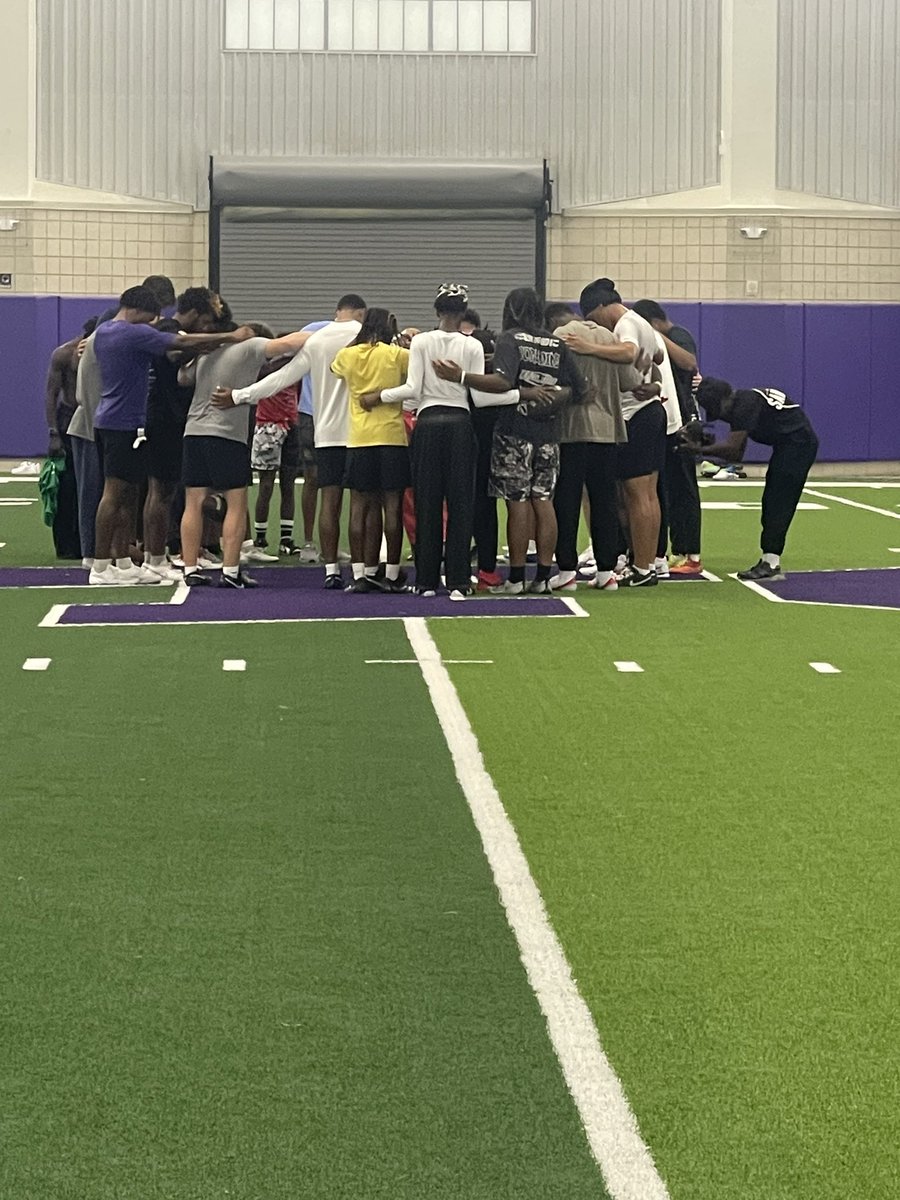 Kevin Pointer (@coachp2827) on Twitter photo Love the prayer before a session!! <a href="/2LiveCraig/">2LiveCraig</a> <a href="/CatchitPat/">Coach P.Hall</a> <a href="/KevinPointerJr3/">Kevin Pointer Jr</a>
<a href="/CanaFootball903/">Corsicana Football</a>
<a href="/dinkylewis/">Coach Lewis</a>
#BGREATONPURPOSE Love the prayer before a session!! <a href="/2LiveCraig/">2LiveCraig</a> <a href="/CatchitPat/">Coach P.Hall</a> <a href="/KevinPointerJr3/">Kevin Pointer Jr</a>
<a href="/CanaFootball903/">Corsicana Football</a>
<a href="/dinkylewis/">Coach Lewis</a>
#BGREATONPURPOSE
