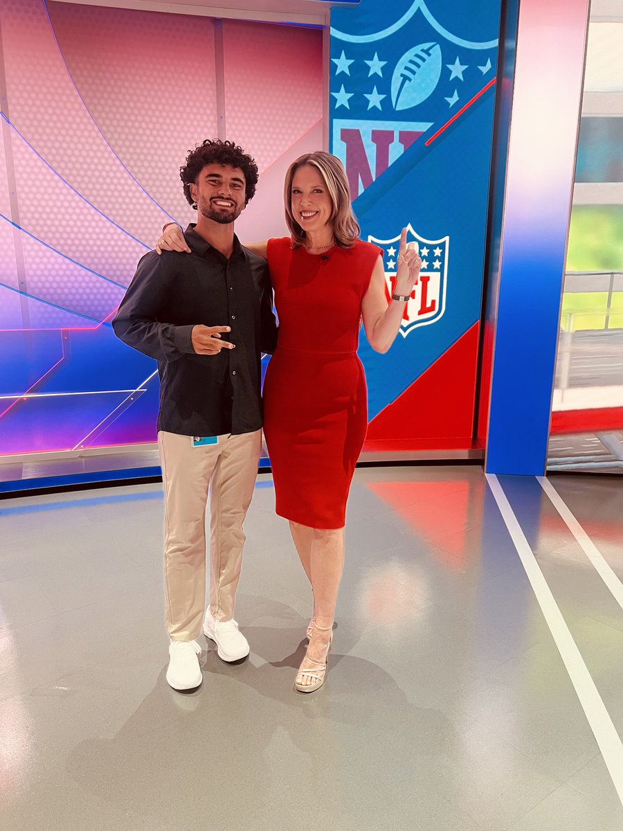 Isaiahdunn22's tweet image. Almost halfway done with my @espn internship! Can’t believe how fast it is going by! I have been learning from the best and couldn’t be more thankful for the opportunity. #AGTG #hannahstorm #ryanclark #futurebroadcaster #gorirish