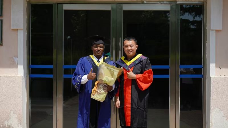 DSiC2017's tweet image. Congratulations to Abdourazak Ali Ahmed on earning his Master's degree in Marine Engineering from Dalian Maritime University!
As the first from our country to tackle microplastic removal via electric fields & microfluidics, his CSC-funded research marks a major milestone.