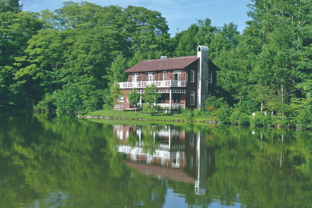 本日から「戦後80年 壺井栄『二十四の瞳』∼図書館情報学の世界から∼」が旧朝吹山荘「睡鳩荘」でスタートしました.第二次世界大戦前後の社会を背景に,瀬戸内海べりの一寒村の岬の分教場に赴任してきた若い女性教師と12人の教え子との交流を描いた感動的作品を,網羅的コレクションにより紹介しています