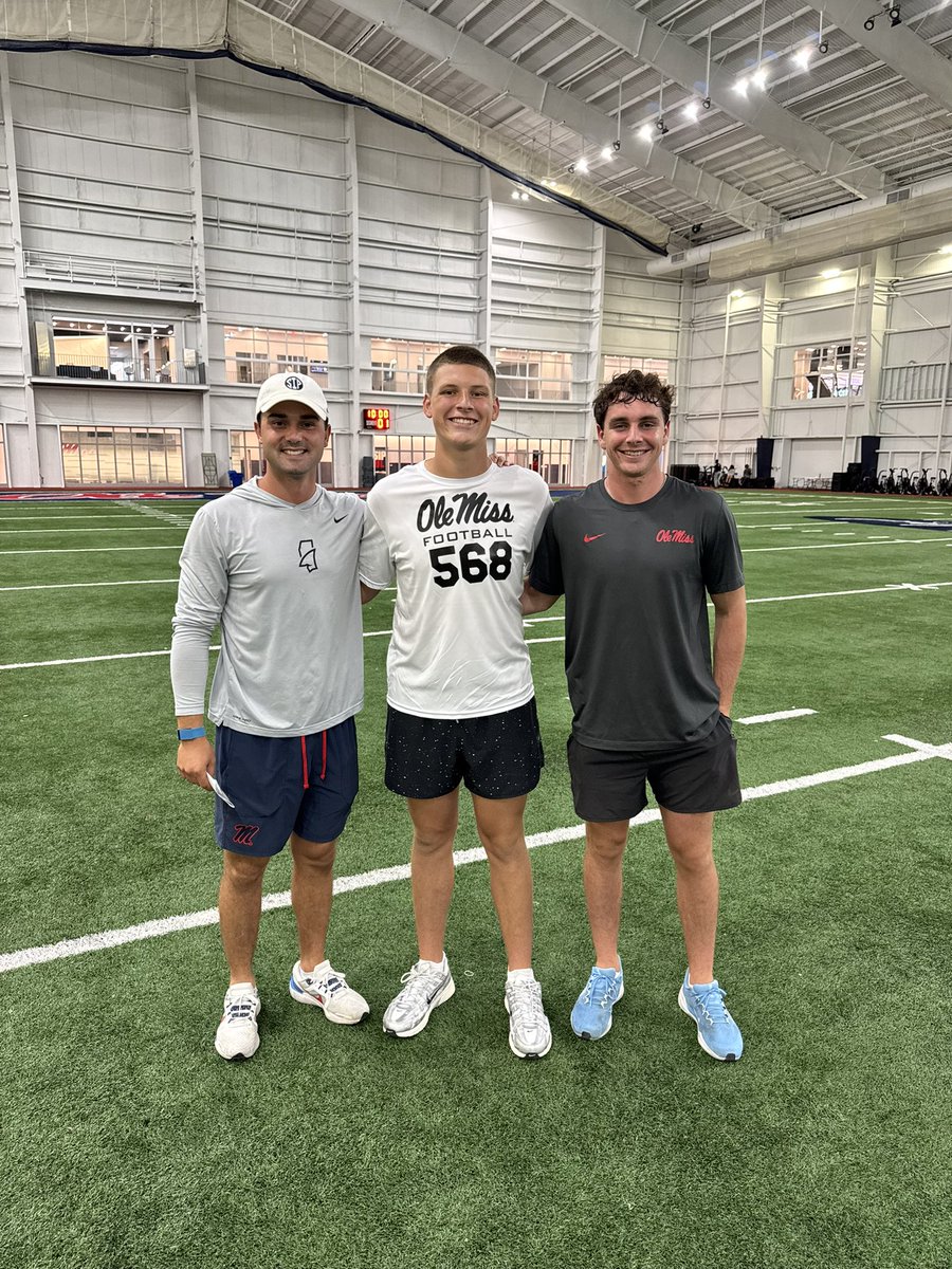 ClaryGrayson's tweet image. Super thankful to my parents and my coaches for making the last three weeks happen. 13 camps, summer camp with my youth group, and scholarship offers from so many amazing schools. I am more hungry than ever. Let’s go do work @RabunGapEagles ! #built4ships 🦅 @coachdtwhite…