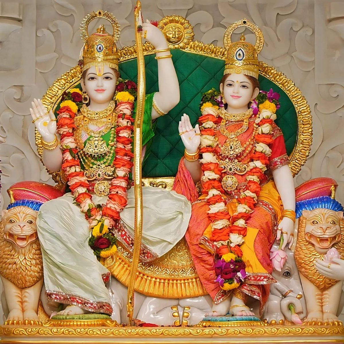 !! रघुनाथ जी की गवाही !!

🔹एक जज साहब की सत्य घटना🔹

एक गाँव में भोला केवट रहता था। वह भोला ही था, इसी से उसका नाम भोला पड़ गया था। 

कोई कुछ भी पूछता, वह एक ही उत्तर देता, “मैं तो कुछ नहीं जानता, रघुनाथ जी जानें।” कहना न होगा कि वह रघुनाथ जी का भक्त था।

पुत्री विवाह योग्य हुई