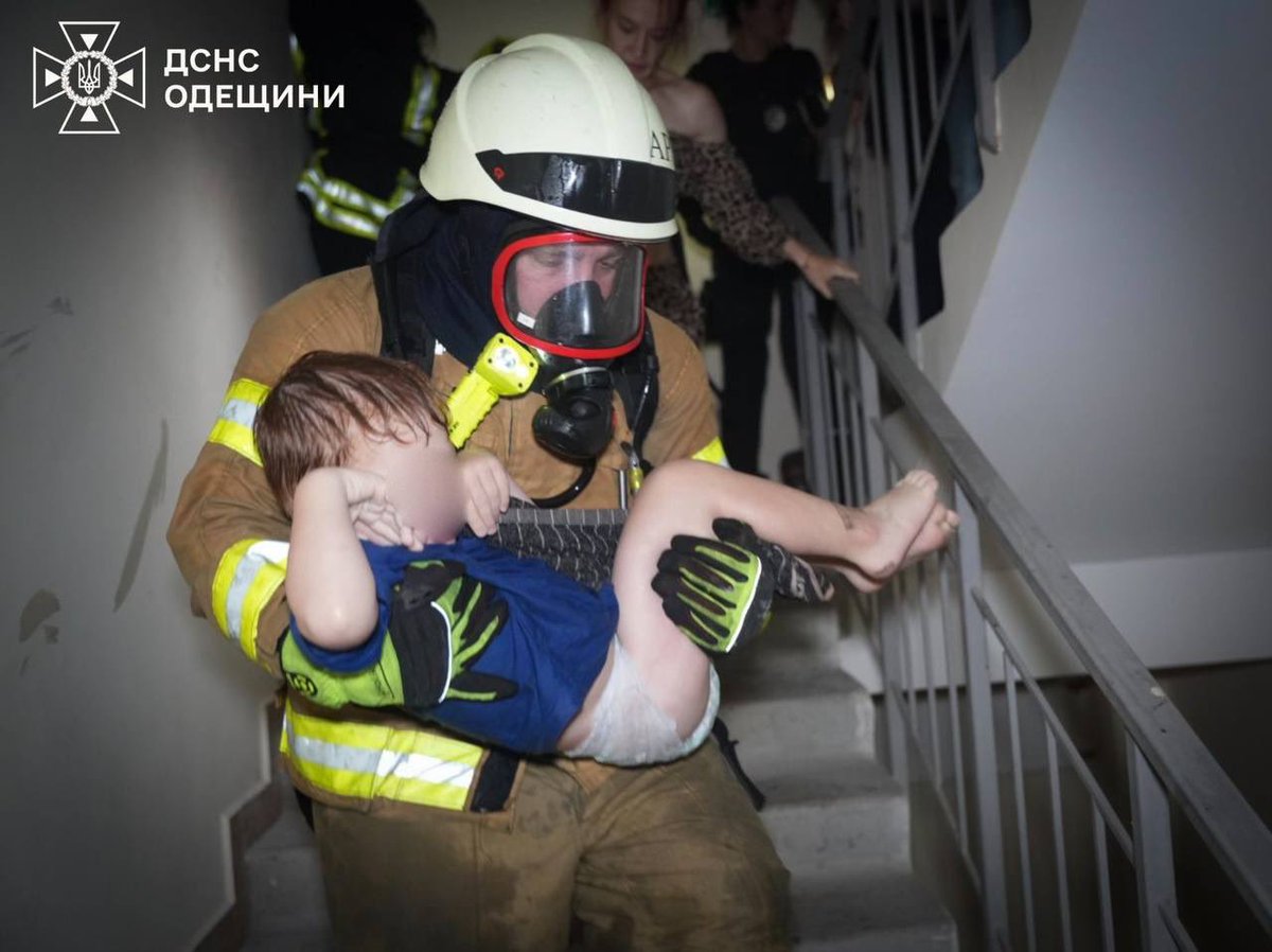 💔Odesa 28.06.2025

A small child being carried out of a burning apartment building in the middle of the night as russia once again target civilians and bomb residential blocks in Ukraine. 

Pain. Just pain.