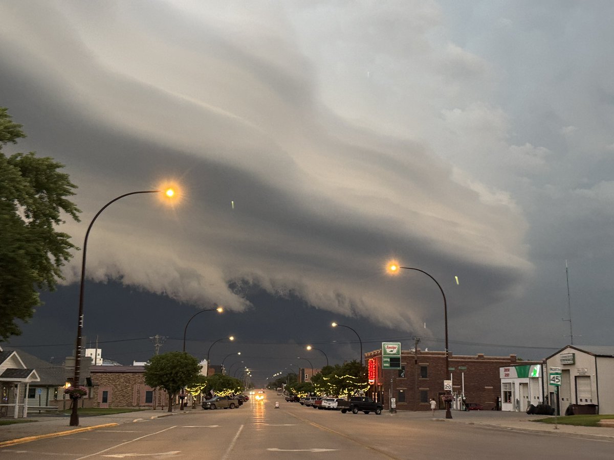 WxMstrr's tweet image. Beefy shelf coming into Platte, SD #sdwx