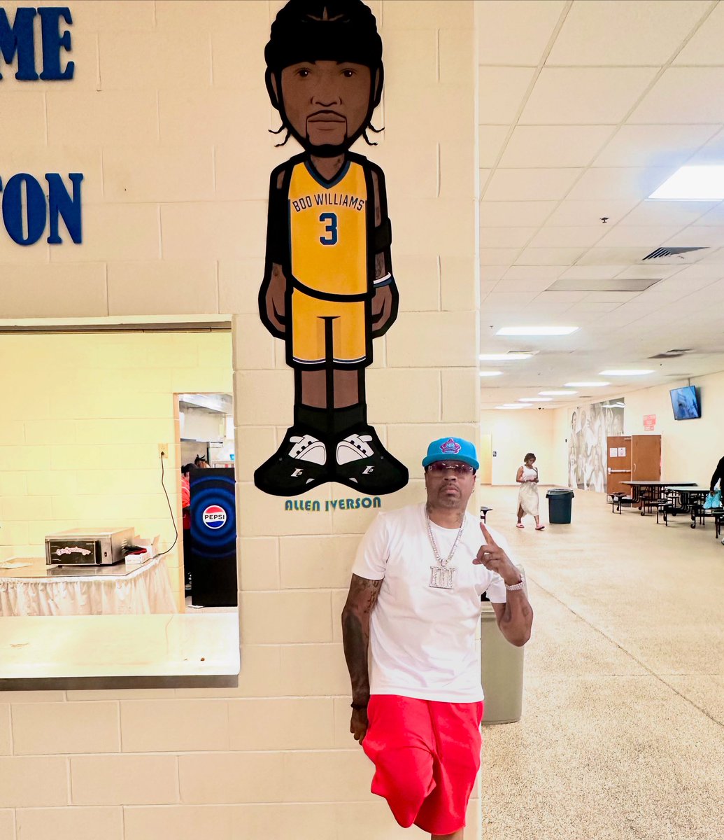 You never know who may pop up in the Plex 

Boo Williams Alum / NBA Hofer Allen Iverson stopped by for some fish &amp; to checkout the young talent……

#757 #bubbaC #aberdeen #newportnews #nba #hofer #theanswer
