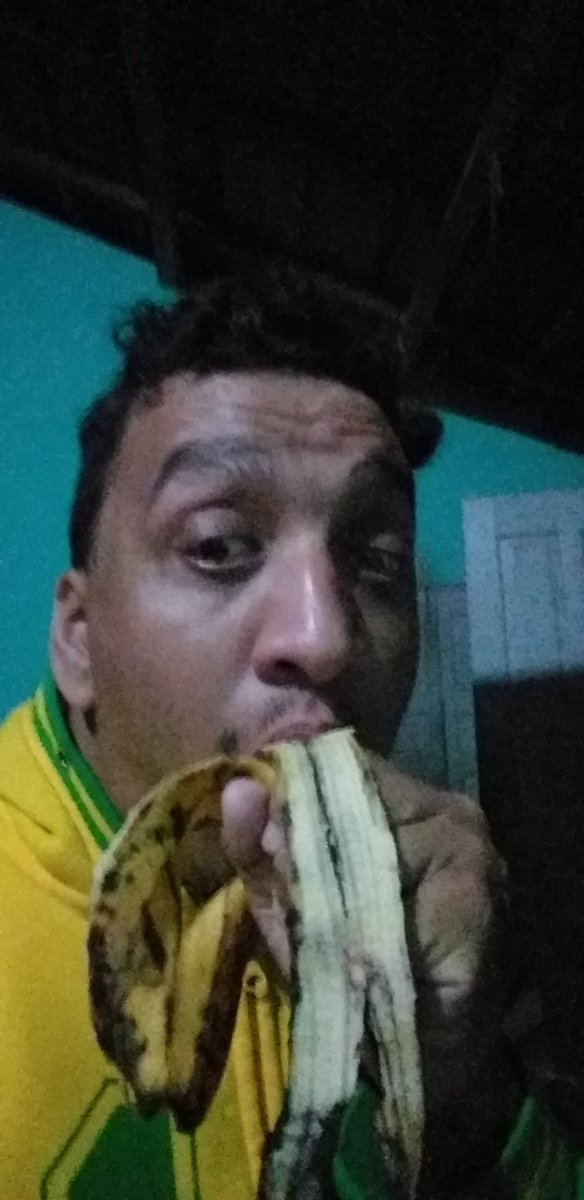 Eu engolir uma banana grande