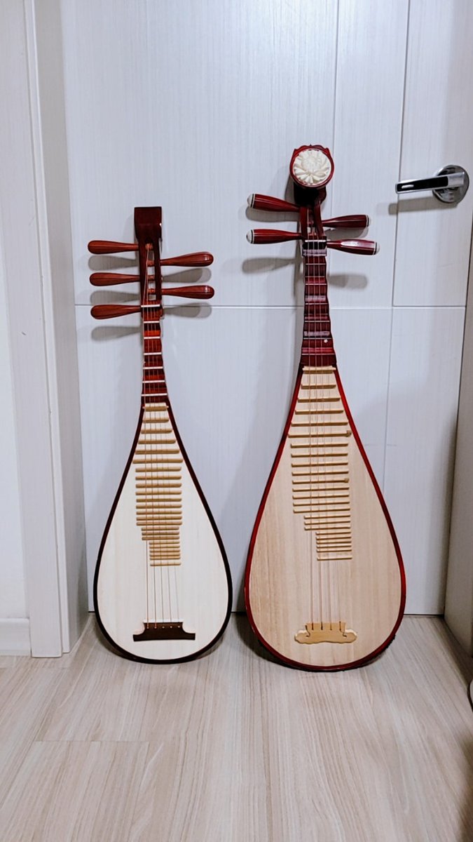 개랑한국비파/개량중국비파
한국에서 주로 쓰던 것은 목이 곧고 현이 다섯 줄인 형태로 승전되어 향鄕비파라고 불렸고 중국에서 주로 쓰던 것은 목이 굽고 현이 네 줄인 형태로 승전되어 당唐비파라고 불렸어요. 페르시아에서 시작된 악기가 중국을 거쳐 한국 일본 등에 모두 이어졌기 때문에 동아시아