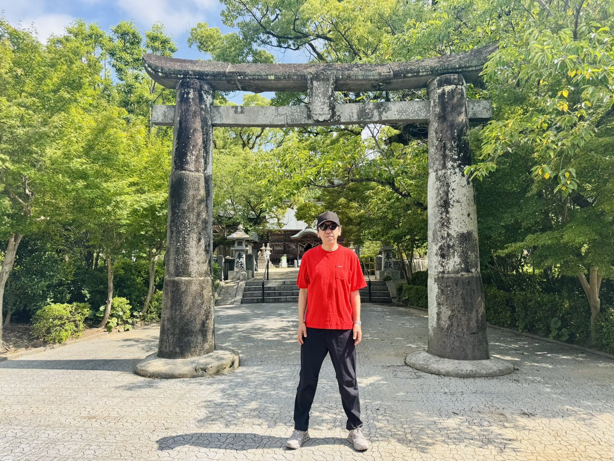 Official_Hotei's tweet photo. ホテ散歩@佐賀。與止日女神社（よどひめじんじゃ）は西暦564年創建。平安時代から肥前一の宮として崇敬されてきました。海、川、水の神様として敬われるということで、家内安全、そしてまだまだ続くツアーのメンバー&クルー、そしてお客様の交通安全を祈願してきました。
名勝「川上峡」の中心に位置し、数々のご神木が茂る神社境内は、「佐賀市景観重��建造物」にも指定されているだけあって重厚な趣き。樹齢1500年近くの御神木に触れてエネルギーチャージと長寿祈願。帰りに楽屋のお土産の「ときわ家」の名物白玉饅頭を。次々とお客様がいらして地元で人気のお饅頭なのでしょうか？リハ後の糖分補給にいただきます。
さて、いよいよ待ちに待った久しぶりの佐賀公演。「今夜は、みんな遠慮せんでよかけん、持っとるエネルギーば全部出し切って、ばりでかか布袋コールば頼むばい！」ヨロシク。

#ホテ散歩  #布袋寅泰 #與止日女神社 #佐賀