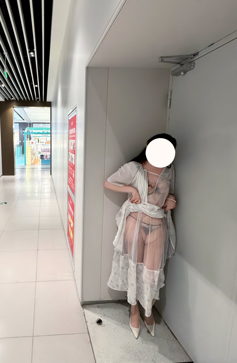 脱光衣服遇到突发情况可能会来不及，慌里慌张的也无法很好的拍摄🎬
这套衣服从关键点全露到恢复正常装束，只需两步，裙子手放下，胸口帘一拉㊙️ https://t.co/OcKEto1wwc