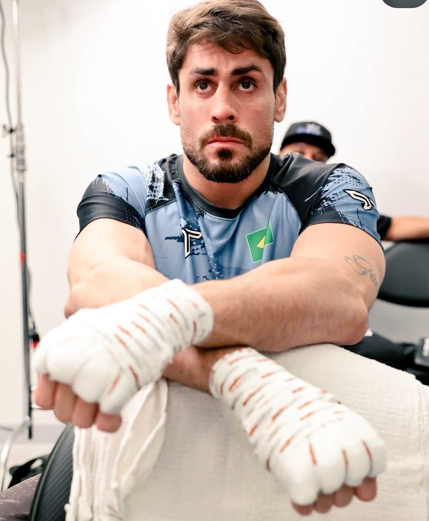 cantinhodocshoe's tweet image. Nosso campeão @caradesapatojr se preparando para a luta de daqui a pouco.
Coração a mil assistindo @combate aguardando sua luta Papato.

#teamshoeface
#combate
#PFL