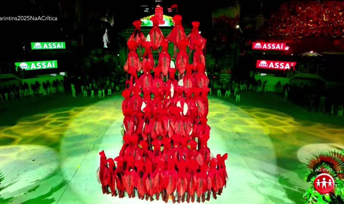 Tatilobatto's tweet image. O manto Tupinambá, uma peça sagrada e histórica do povo indígena Tupinambá, retornou ao Brasil após mais de 300 anos na Dinamarca, onde estava no Museu Nacional daquele país.

Boi Garantido trouxe para a arena ❤️🤍❤️🤍 
Orgulho!!
#Festivaldeparintins2025