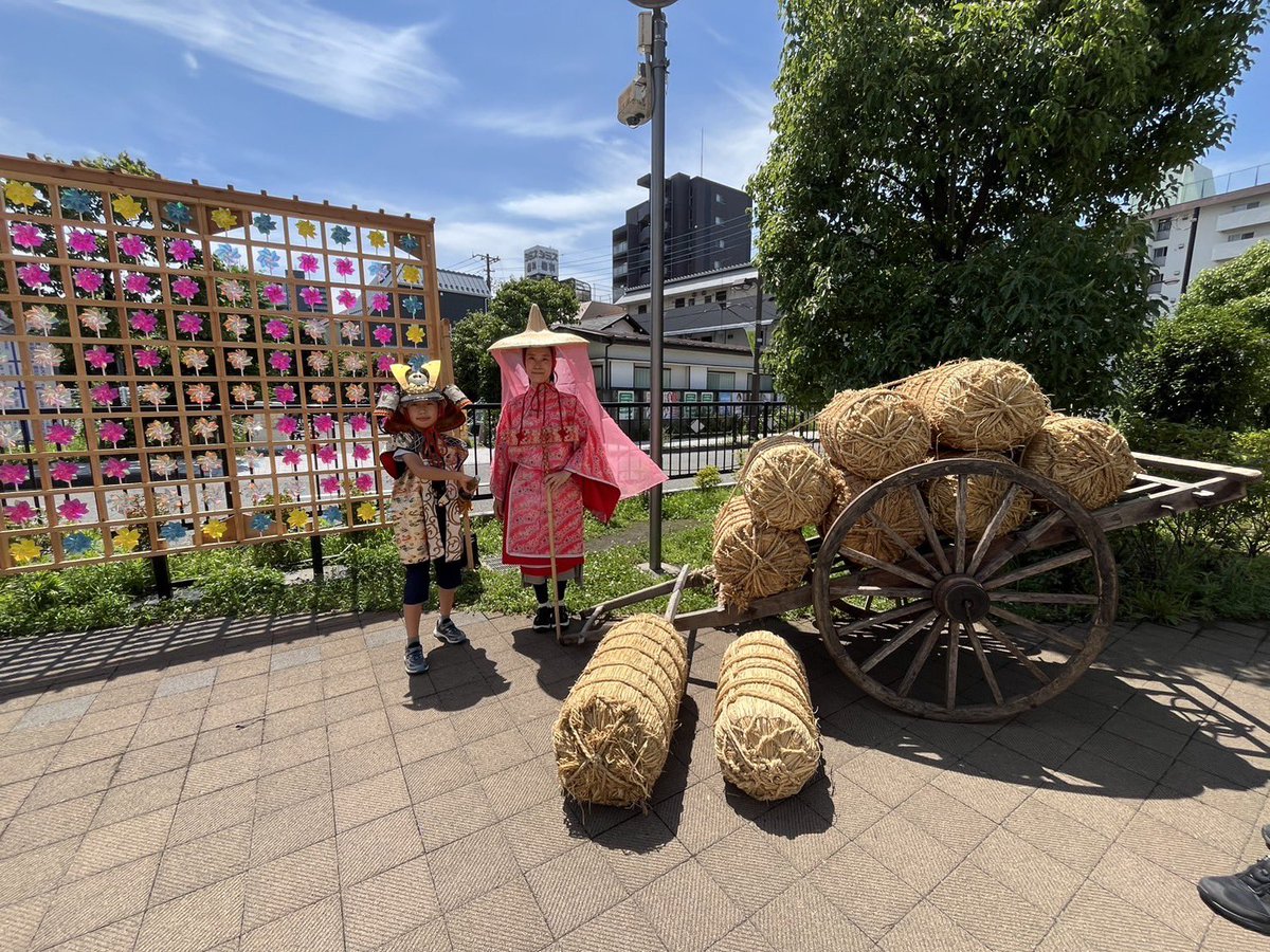 chofukankou's tweet image. ただいま、市役所裏の鉄道敷地公園「映画ゾーン」で甲冑着付け体験開催中!フォトスポットもあります!!
大人も体験できますので、ぜひお越しください✨
#調布 #映画 #イベント