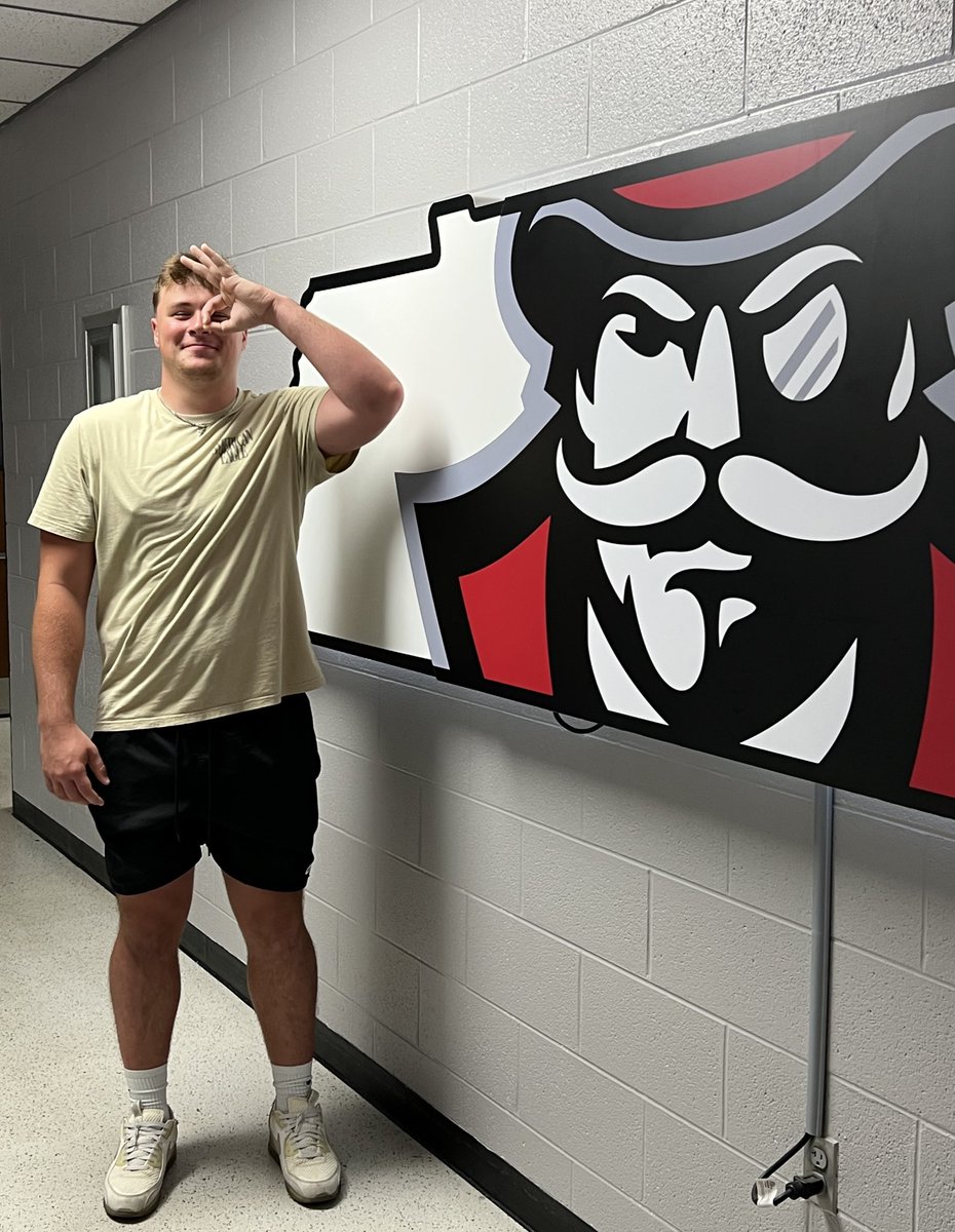 SarahSurber56's tweet image. You committed to the place you were always meant to play at. Full circle moment 🥺 #Stacheville @GovsFB @AlecSurber  ❤️🖤🏈👌🏼